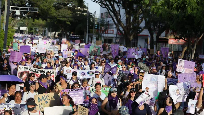 Marcha 8M afuera de edificio de la UdeG 8